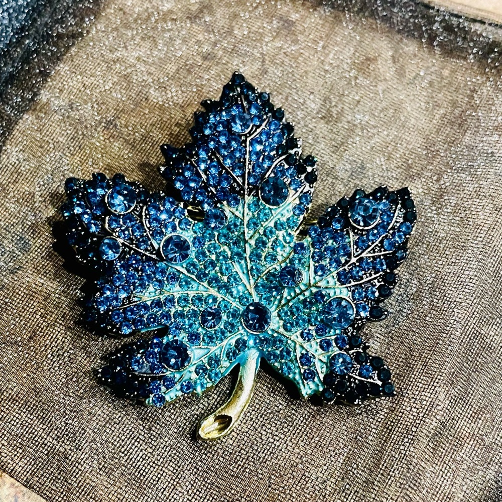 Blue maple leaf brooch - Picture 1 of 2
